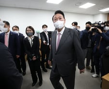 [단독]尹대통령, '격식 없이 민생만' 프리토킹 영수회담 전격 추진