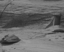 화성에 외계인 출입문 발견?…美 NASA가 찍은 이 사진[우주다방]