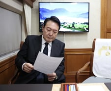 尹대통령 "국민 모두는 광주 시민"…원고에 없던 이 말 왜?