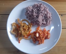 "高물가 때문에…"  30년만에 반찬 줄이는 무료 급식소 [르포]