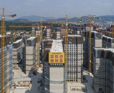 절반 지은 둔촌주공, 인허가부터 다시?...서울시도 급해졌다