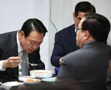 먹튀 노숙자에 "다쳐, 천천히 가"…尹대통령 찾은 국숫집 뭉클 사연