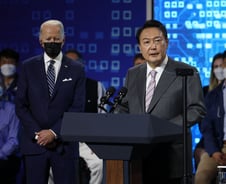 삼성 평택공장부터 찾은 韓美대통령…"반도체로 동맹강화 의지"