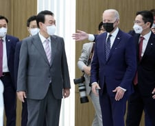 尹대통령, 삼성 공장서 이재용 부회장 만나 "진작 왔어야 하는데"