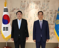 '특별한 인연' 한덕수 총리, 노무현 전 대통령 13주기 추도식 참석