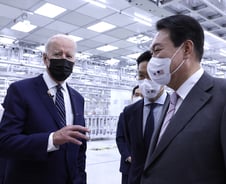 尹-바이든 대통령, 평택서 무슨 말?…김건희 여사는 '잠깐 인사'만