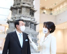 尹대통령, '10년전 결혼신발' 꺼냈다…김건희 여사 '구두 내조'