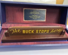 바이든, 尹대통령에 탁상푯말 선물…"모든 책임은 대통령이"