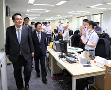 尹대통령 "여성에 과감한 기회"…'뜻밖의 질문' 대처법에 빵터졌다