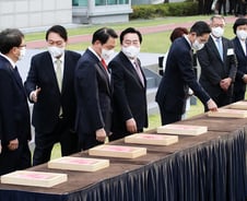 후보시절 약속지킨 尹대통령…中企, "양극화 해소 절실"