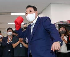 尹대통령, 세종청사서 권투장갑 끼고 "규제 혁파" 어퍼컷