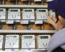 "선거 코 앞이니 전기료 동결"...한전, '만성 적자' 늪에 빠진 이유