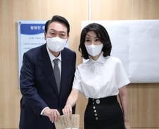 尹대통령-김건희 여사, 사전투표 완료…대통령도 7장 꼼꼼하게
