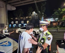 킥보드 단속 뜨자 '도망'…같이 타던 젊은 남녀엔 "과태료 10만원"[르포]