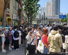 [르포] 한정판 '원소주' 사려 진주서 부산까지…편의점에 1000여명 줄섰다