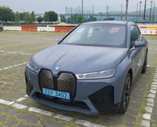 BMW iX50, '이것'만큼은 테슬라보다 한참 앞선다[차알못시승기]