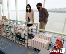 "그 배터리 버릴거면 나 줘요, 편의점에서 쓸게요"