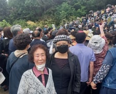 [르포]"마지막 함께 하고 싶어서..."대구 송해공원에 모인 500여명 인파