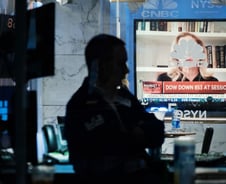 '인플레 공포'에 휘청인 세계증시...유럽증시·美 선물도 급락세