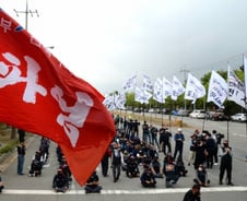 화물연대 총파업 일주일, 참여율 32%…대치 속 노조원 62명 연행