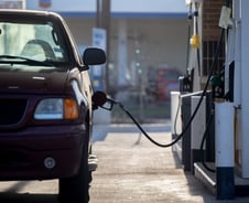 美소비자 역대급 비관론…"기름값도, 월세도 1년간 계속 오를 것"