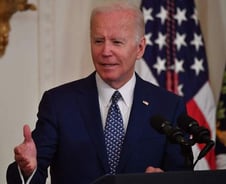 '지지율 비상' 바이든, 인플레 대응…트럼프의 '中 관세' 지운다