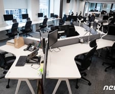 [단독]"재택근무가 뉴노멀"…고용부, '재택근무 법제화' 검토