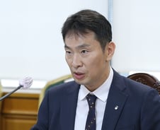 [단독]"지나친 이익추구" 이복현 한마디에…5대銀 모두 대출금리 내린다