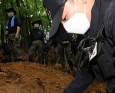 [르포]파르르 떨리는 손에 '뼛조각'…6·25 용사 찾은 장병, 눈빛이 달라졌다