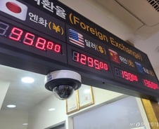 [르포]"여행하고 남은 달러 팔러 왔어요"…환율 뛰자 환전소 북적