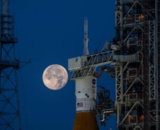 로켓 높이만 98m, 달 향해 섰다…美 NASA 발사 전 점검완료[우주다방]