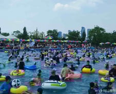 [르포]"날 더워 오히려 좋아"…첫 폭염경보에 2천명 몰린 한강수영장