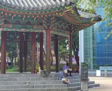 [르포]32도 펄펄 끓는 날, 길거리 축 늘어진 노인들…쉼터는 문 '꽁꽁'