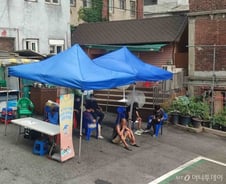 [르포]"방에 있으면 더 더워"…옹벽 밑에 모여 폭염 견디는 쪽방촌 사람들