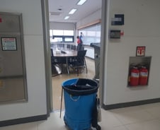 [르포]새벽부터 대학 칠판닦는 60대 청소부…'땀냄새'에 휴게실서도 쉬지 못했다