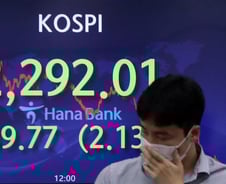 코스피, 1년8개월만에 '종가 2300선' 붕괴...환율은 13년만에 최고