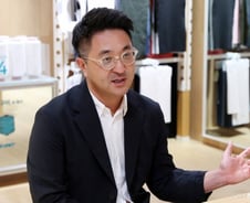 "직접 해야 믿을 수 있죠" 아이유가 산에서 페트병 줍는 이유