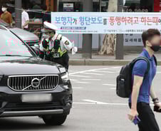 [르포]우회전 땐 '일단정지' 걸려든 운전자들 "법 바뀐 줄 몰랐어요"