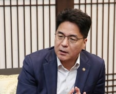 [단독] "펜 좀" 종이에 쓰던 세관 신고서…이제 앱으로 바로 낸다