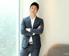 악랄한 사기꾼들이 호의호식하는 세상에 '빡친' 그 변호사의 사기꾼 추적기