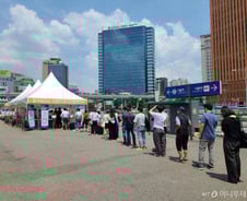 [르포]33도 땡볕에도 PCR검사 긴 줄…방호복 입은 의료진 '땀 뻘뻘'