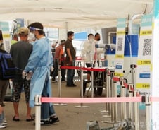 [르포]"주변에 확진""해외 다녀와서"…서울역 앞 땡볕에 다시 '긴 줄'