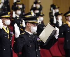 대학 나와 군대까지 다녀와도 순경…누구는 24살에 경위