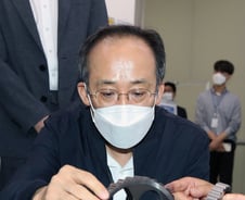 "환율 올라 수출기업들 좋겠다고?…물건이 팔려야지"