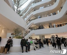 오픈하면 '바글바글', 소비자는 원해도 출점제한이 발목