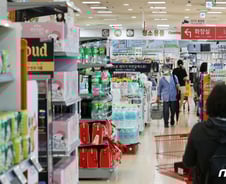 "대형마트 의무휴업 없앨까요?" 말 나오자…10년 만에 또 충돌