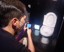 [르포]'홍대 클럽' 화장실엔 혹시…몰카 찾던 경찰 "변기 틈 메워라"