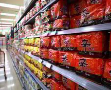 [단독]"팔아도 적자" 라면값 인상 초읽기…농심 "가격조정 불가피"