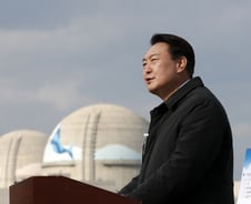 尹대통령 강조한 반도체 등 첨단산업에 5조, 원전에 4조 쏜다