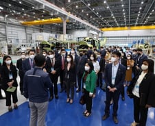 [르포]K-헬기 조립하자 "와~" 감탄…16개국 주한대사단 홀린 비결